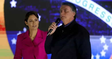 Bolsonaro cita hipótese de Michelle concorrer à Presidência e depois recua