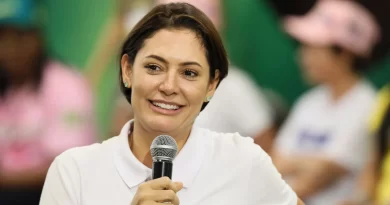 Michelle Bolsonaro volta a ironizar acusação de golpismo em delação de Cid