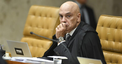 Citando possível fuga, Moraes nega devolver passaporte de Bolsonaro