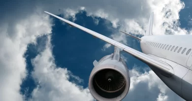 Avião com 3 pessoas a bordo cai em rua movimentada na Flórida, nos EUA