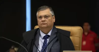 Dino manda bloquear execução de emendas da Saúde em 1.283 contas
