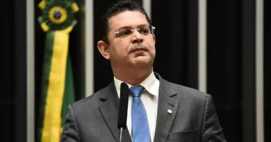 Líder do PL na Câmara alega imunidade parlamentar para não responder a Dino