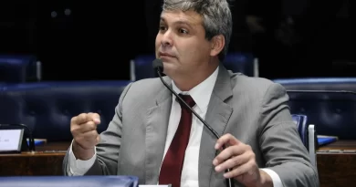 Lindbergh é ouvido pela PF em inquérito sobre Eduardo Bolsonaro e cobra atuação do governo Lula
