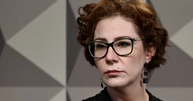 Banco bloqueia contas e cartões de Carla Zambelli