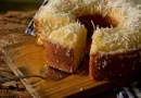 Receita de bolo de coco simples e molhadinho