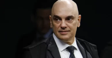 Nikolas Ferreira pede prisão de Moraes por mensagens de Vorcaro