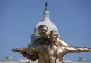 Estátua de Trump e Epstein em pose de Titanic aparece em Washington; veja