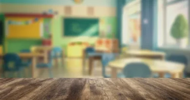 Professora corta cabelo de alunas em sala e caso gera escândalo na Itália