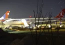 Avião pega fogo ao pousar no Nepal e aeroporto é fechado; veja as imagens