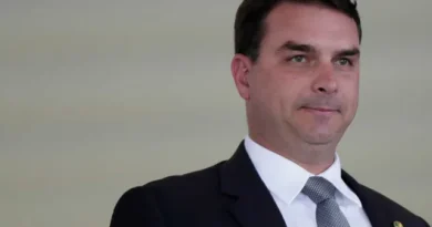 Flávio Bolsonaro manteve como assessor ex-dirigente da Caixa demitido por assédio