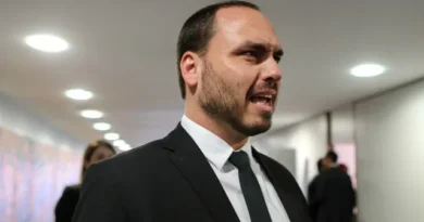 Carlos Bolsonaro se desculpa com Ana Campagnolo após racha no PL de SC