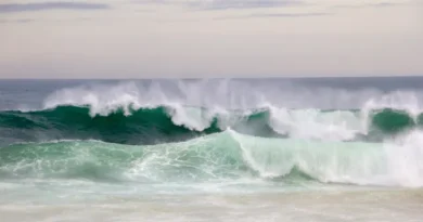 Ressaca atinge o Rio de Janeiro com ondas de até 3 metros; veja a previsão do tempo