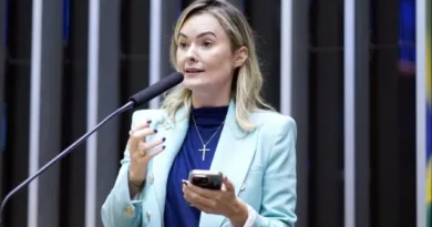 Oposição critica PEC do fim da escala 6×1 durante votação na Comissão