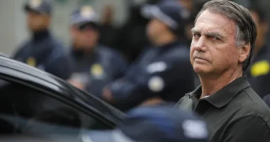 Bolsonaro tem boa evolução após cirurgia e seguirá internado, diz boletim médico