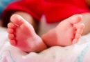 Bebê é encontrado abandonado entre muros de casas na Paraíba