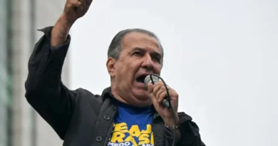 Malafaia diz ser alvo de perseguição do STF em culto ao lado de Flávio Bolsonaro no Rio