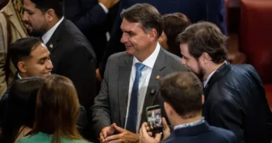 Flávio Bolsonaro contradiz discursos anteriores ao confirmar visita a Daniel Vorcaro