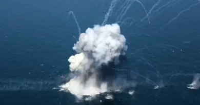 Irã atinge navio de guerra dos EUA com mísseis no Estreito de Ormuz