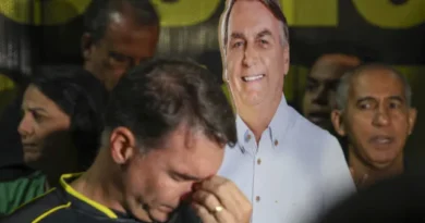 Flávio diz que Jair Bolsonaro o aconselhou a falar a verdade e que Eduardo vive de doação do pai