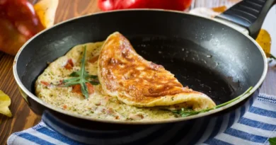 Truque com queijo deixa omelete mais crocante e fácil de virar
