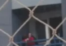 Casal transa na sacada e vizinhos acionam a polícia: “Então não olhem”