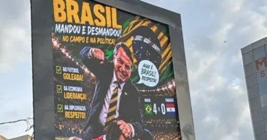 Paraguai manda retirar painéis que traziam montagem com Jair Bolsonaro