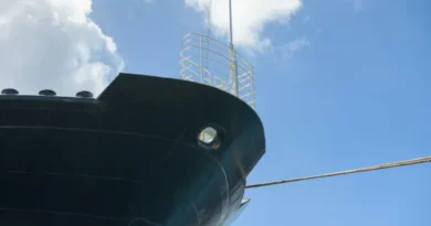 Petroleiro é atingido em Ormuz em meio a ataques entre Irã e EUA