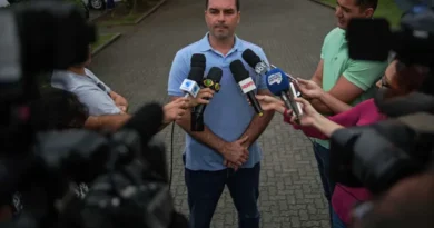 Flávio Bolsonaro critica STF, fala em ‘canetadas’ e cobra segurança jurídica para reformas