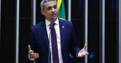 Justiça manda Gustavo Gayer indenizar PT por vídeo associando sigla ao atentado de Bolsonaro