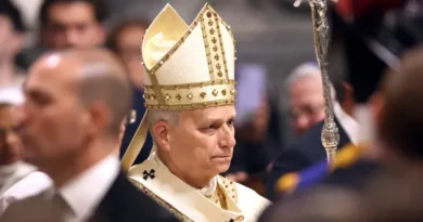 Casos de abuso sexual ainda são ferida aberta, diz papa Leão 14 ao chegar à Espanha