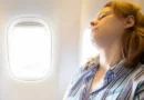 O truque viral para conseguir dormir no avião sem almofada de viagem