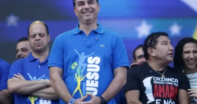 Meu vice será uma pessoa preparada e de preferência mulher, diz Flávio Bolsonaro