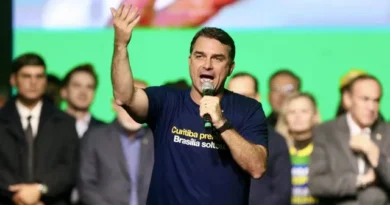 Flávio Bolsonaro diz que briga com Michelle é ‘página virada’ e que quer vice mulher