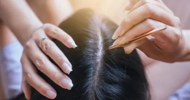 Arrancar cabelo branco faz nascer mais fios? Dermatologista esclarece