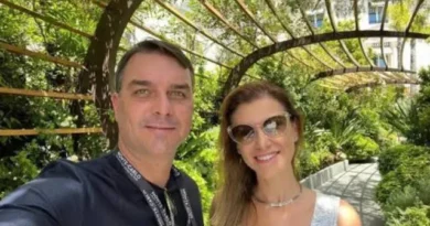 Mulher de Flávio Bolsonaro defende o marido após Michelle dizer que ele a desrespeitou