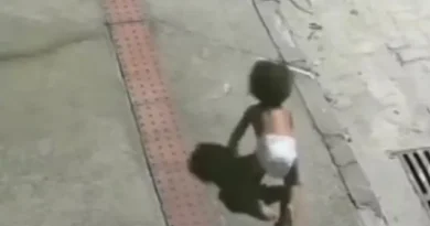 Bebê engatinhando sozinha na rua é salva por motoqueiro no ES