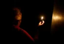 Mulher fica cinco anos sem energia elétrica em casa após vingança do ex