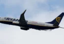 Passageiro é sugado para fora de janela em voo da Ryanair