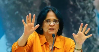 Damares defende Michelle, pede fim de ataques e diz que Flávio ‘ainda’ é seu pré-candidato