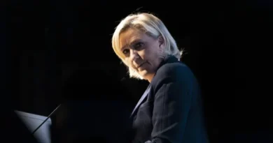 Marine Le Pen poderá concorrer à Presidência, mas com tornozeleira, decide Justiça na França