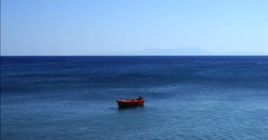 Homem é resgatado após um mês à deriva no mar: ‘Chorei uma semana inteira’