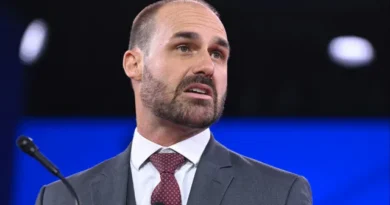 Eduardo Bolsonaro volta a descredibilizar sistema eleitoral após dado falso de Flávio sobre urnas