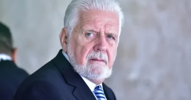 Jaques Wagner diz que provará inocência, mas evita comentar investigação