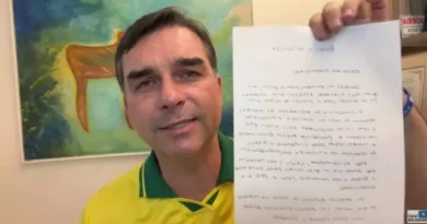 Leia na íntegra a carta de Jair Bolsonaro lida por Flávio durante live