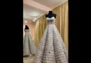 Estilista cria vestido de noiva com “lixo” das figurinhas da Copa; veja