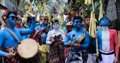 Ritual transforma ruas de Bali em desfile de cores e espiritualidade
