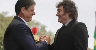 Milei recebe de Tarcísio mais alta honraria do Estado de São Paulo