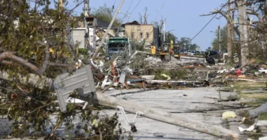 Tornado deixa rastro de destruição e 15 mil sem energia em Wisconsin, EUA