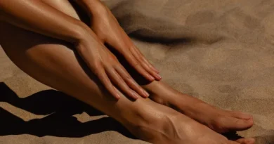 Esfoliar a pele faz desaparecer o bronzeado? Entenda
