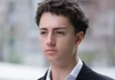 Francês de 19 anos é condenado por lamber canudo em Singapura